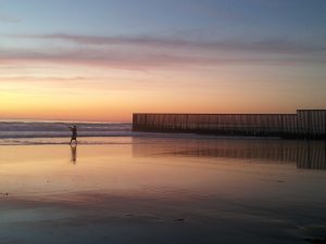 Pescador en las playas de Tijuana, cerca de la frontera de México/EU