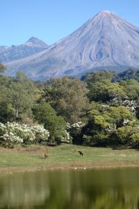 Los volcanes de Colima desde la laguna de Carrizalillos