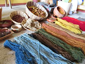 Lana hilada y teñida con frutos secos e insectos