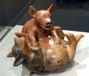 Dos perros jugando, figura en arcilla; 300 AD